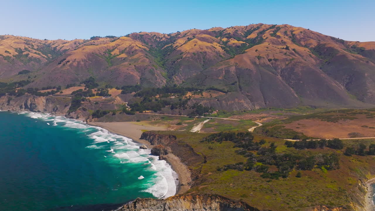 Mountainous shore of Pacific Ocean at Morro Bay, Central Coast of California. Marvelous white waves splashing on the beach. Top view.