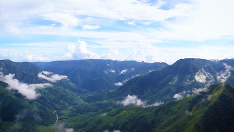 在山谷的山顶上拍摄的视频是shillong meghalaya的laitlum峰