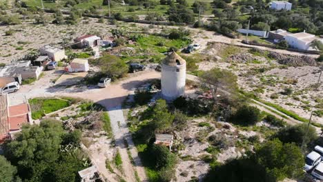 Drohnenaufnahmen-Eines-Kleinen-Turms-Auf-Ibiza