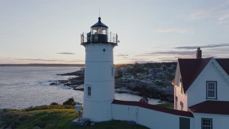 Toma-Aérea-De-Un-Dron-De-York-Beach-Maine-Volando-Alrededor-Del-Faro-De-Cape-Neddick-Nubble-Al-Atardecer