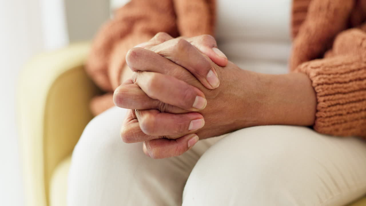 manos, estrés y mujer mayor en un sofá