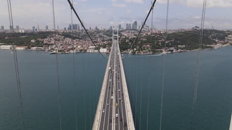 drone pasando a través de los mástiles del puente