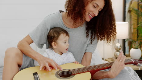 feliz, familia y bebé aprendiendo guitarra