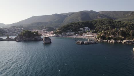 pintoresca costa jónica de la ciudad costera de parga en grecia, antena sobre el océano