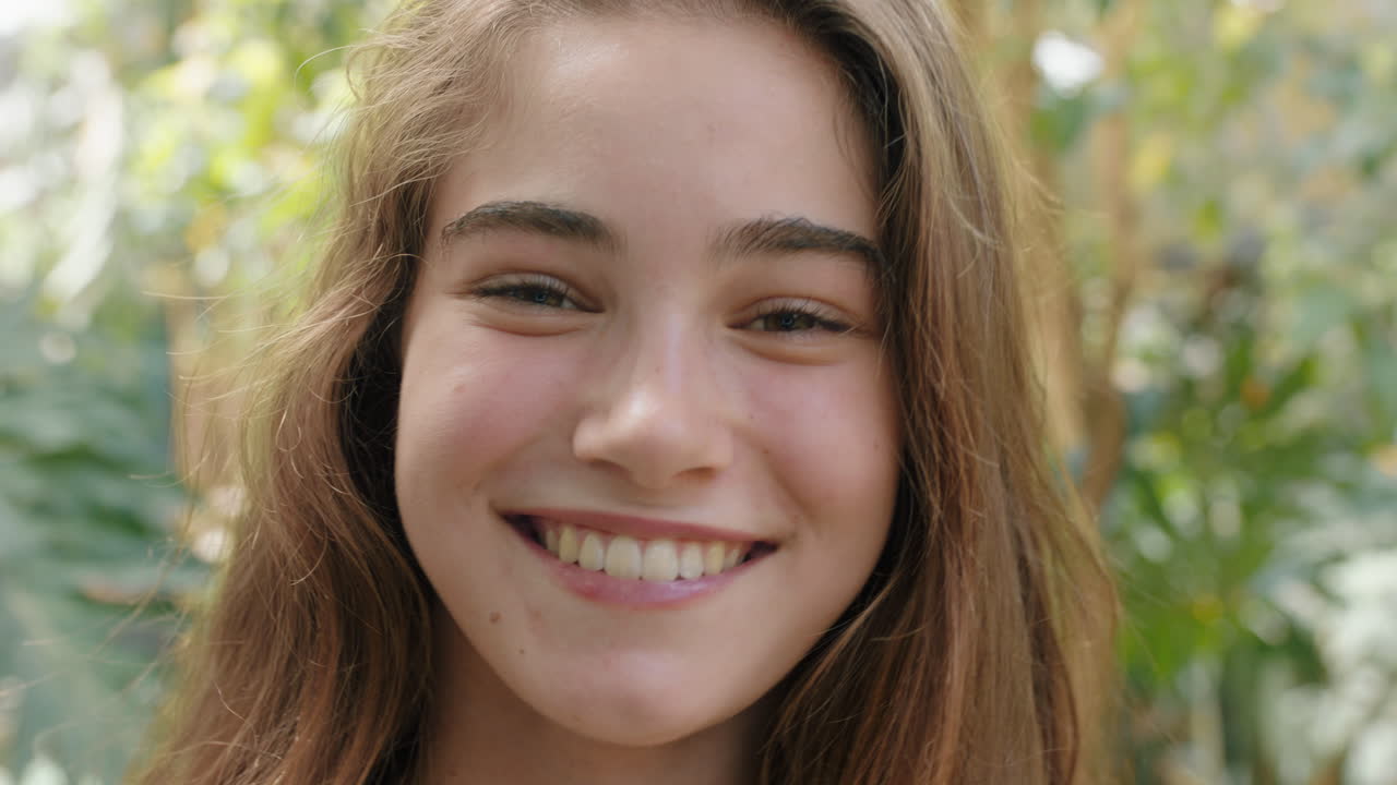 retrato de una hermosa adolescente sonriendo feliz en la naturaleza al aire libre 4k imágenes