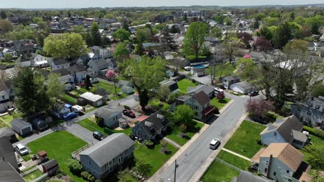 Zona-Residencial-Americana-Con-Casas-Y-Hogares-Durante-La-Temporada-De-Primavera.