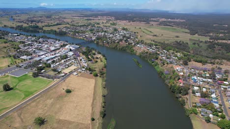 Vista-Aérea-Del-Río-Macleay-Y-El-Puente-Kempsey-En-La-Ciudad-De-Kempsey,-Nueva-Gales-Del-Sur,-Australia.