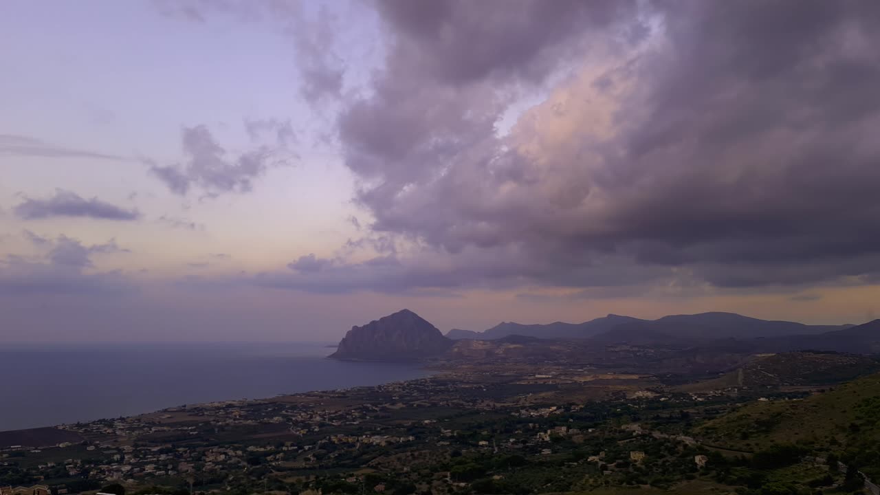 timelapse de nubes moviéndose sobre la reserva natural siciliana de monte cofano cerca de san vito lo capo en italia