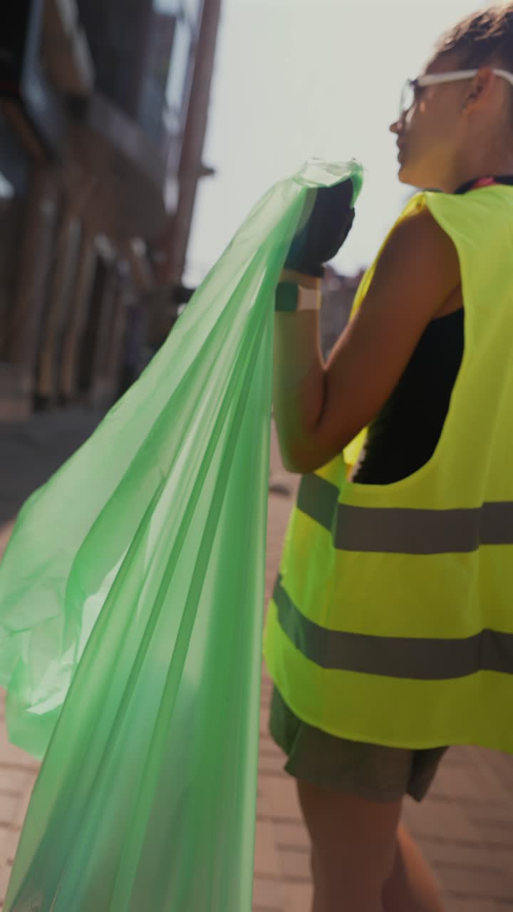 거리 청소자 가 쓰레기 를 모으고 있다