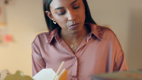 trabajando hasta tarde, comiendo comida para llevar