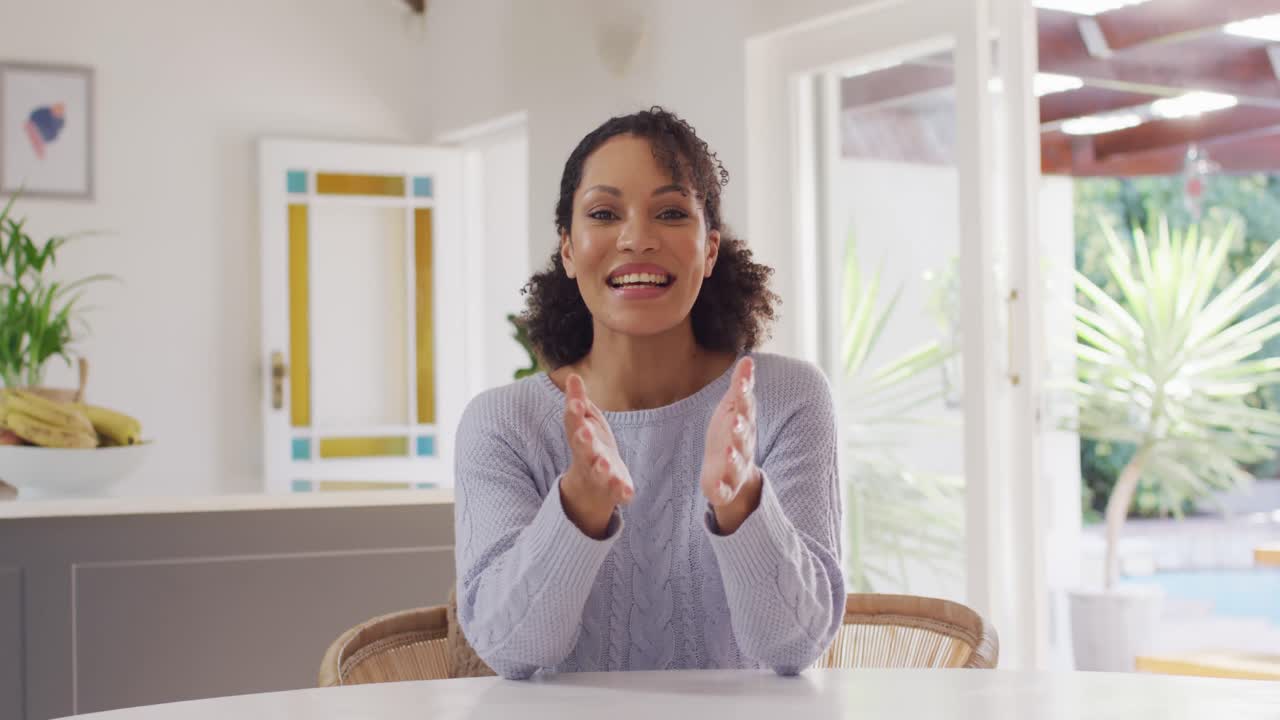 Ritratto di donna afroamericana felice in videochiamata