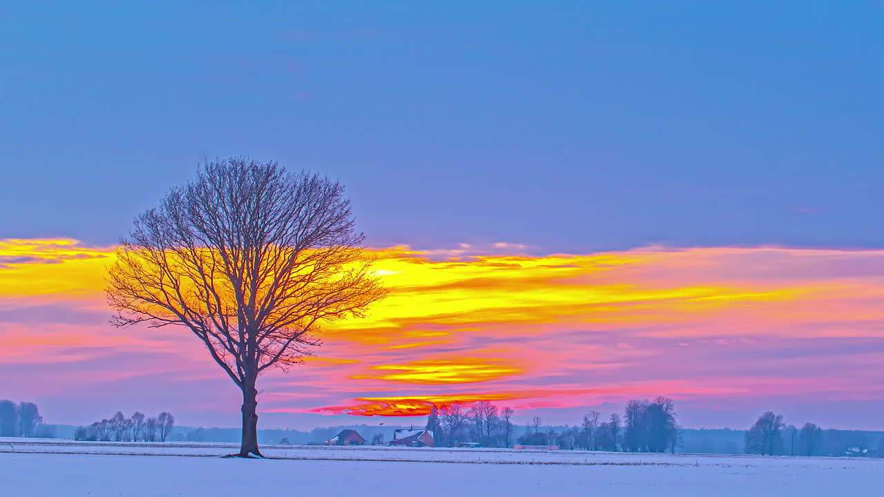 구름 뒤에 아름다운 일출의 저속 촬영