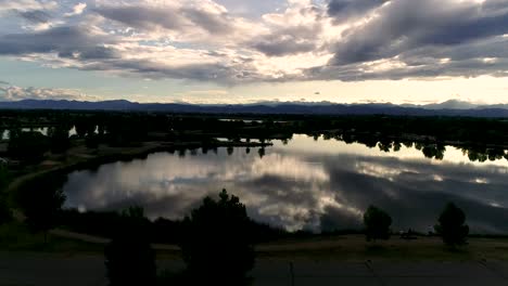 ser humilde con asombro ante esta puesta de sol tomada por drones de las montañas rocosas con reflejos en los lagos de abajo
