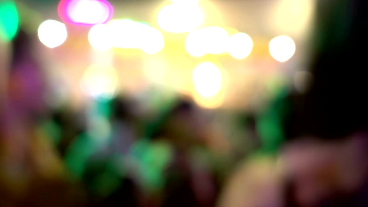 la multitud haciendo fiesta en el concierto. la gente en el concerto. video borroso
