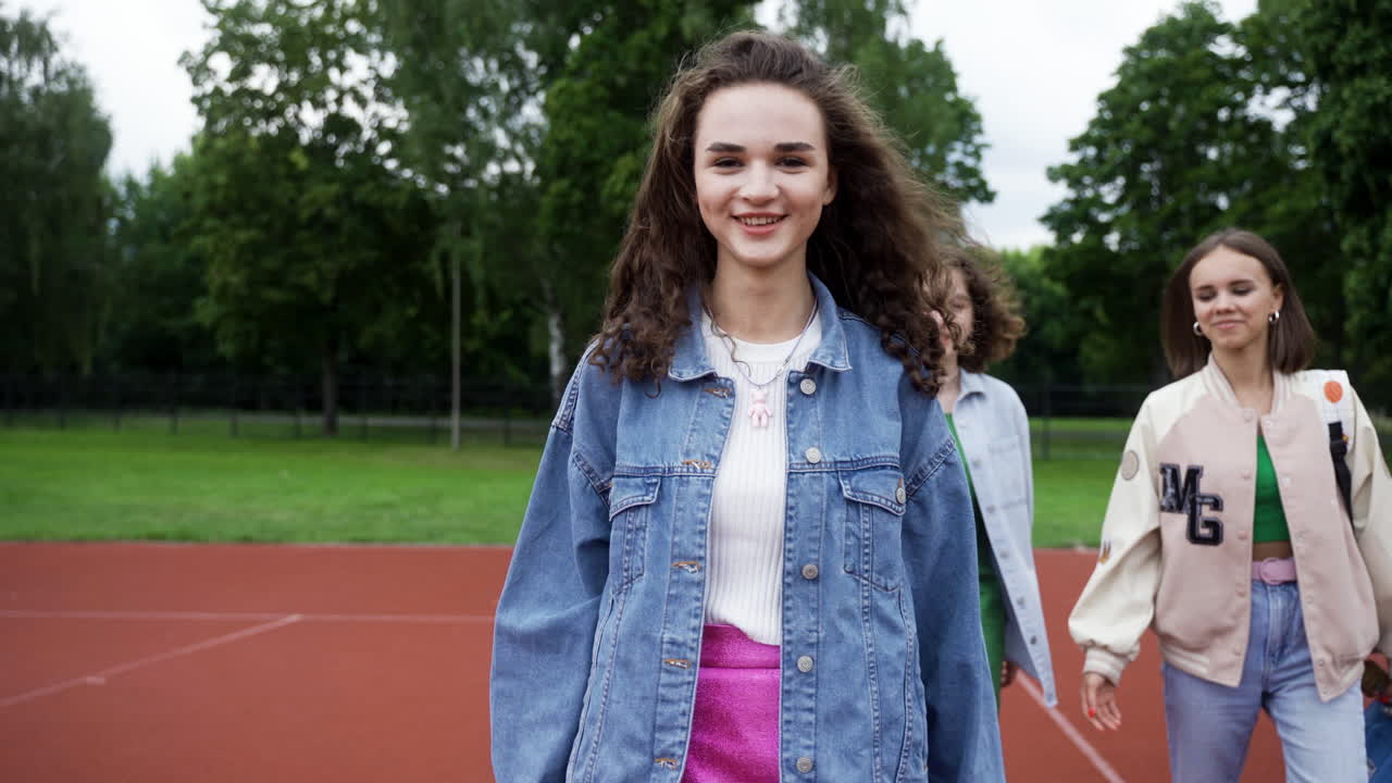 adolescentes caminando afuera