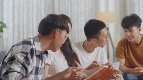 집에서 함께 공부하는 친구들