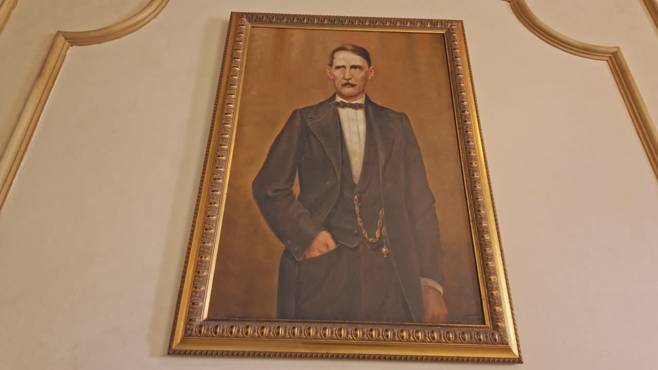 retrato de un hombre con ropa formal