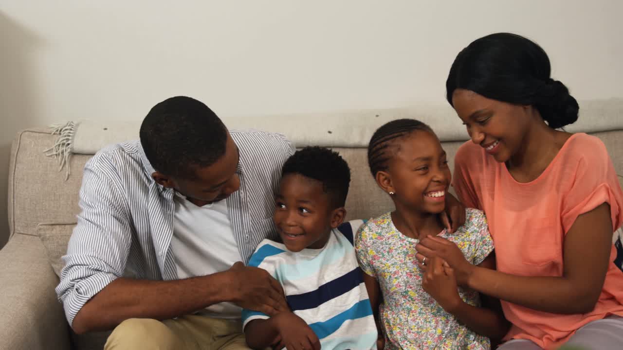 семья веселится вместе в гостиной 4k