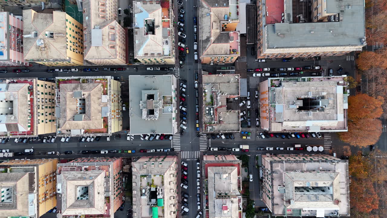 Vista aérea del centro de la ciudad de Génova con follaje otoñal y edificios clásicos.