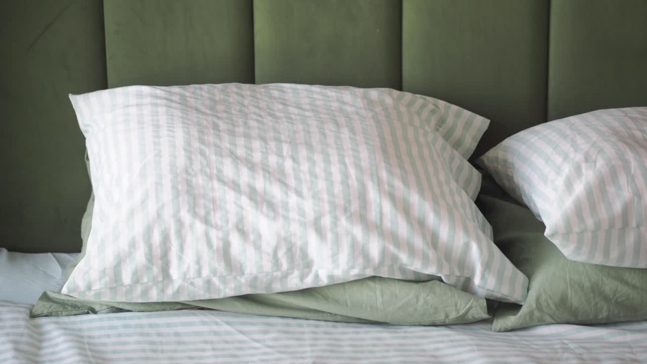Cuscini su un letto