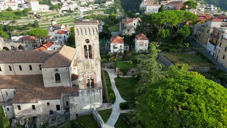 Toma-De-Drones-De-La-Torre-De-La-Catedral-De-Ravello-En-Un-Día-Soleado-En-Italia.