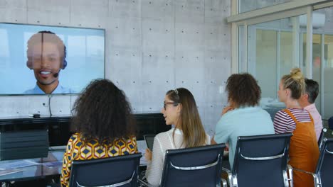 vista trasera de ejecutivos de negocios de raza mixta haciendo videoconferencia en una oficina moderna 4k