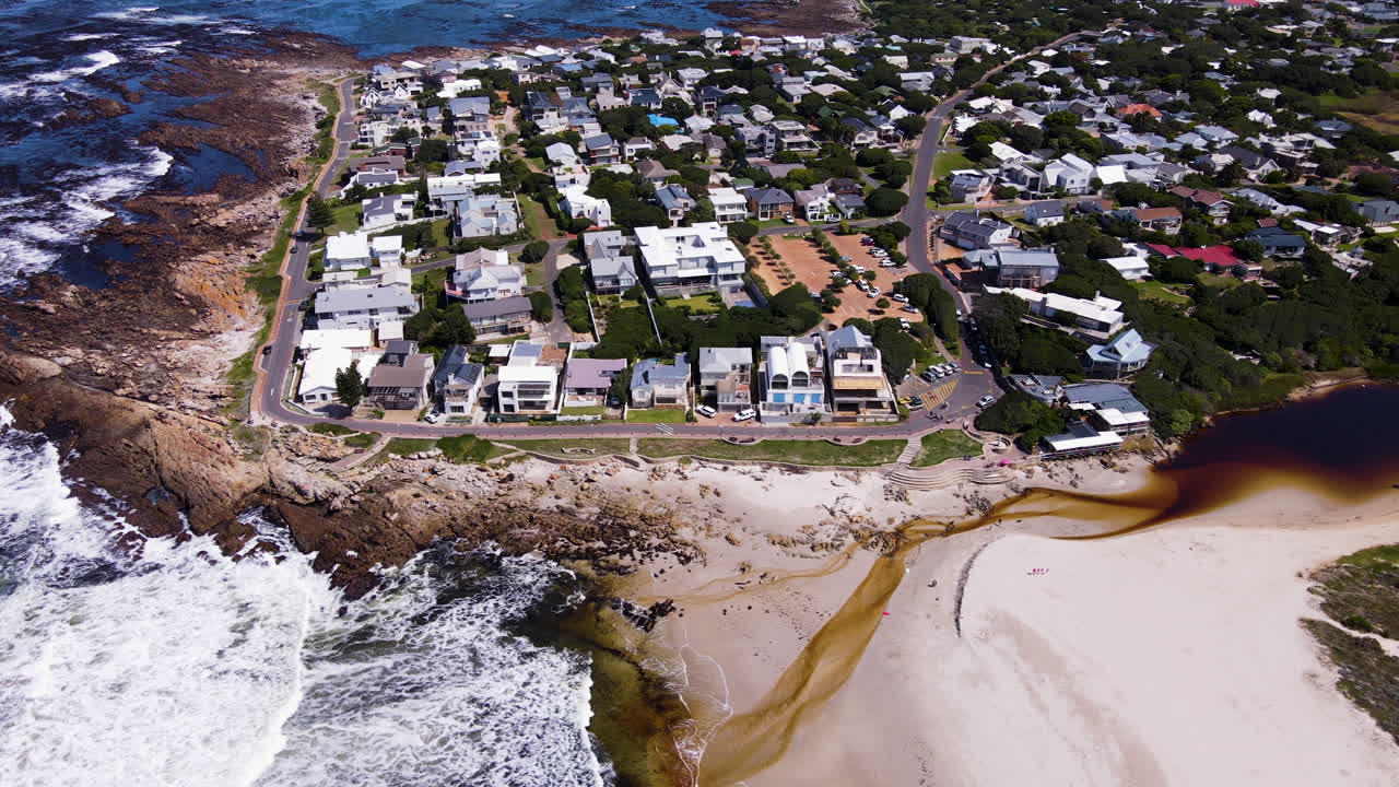 vista de drones sobre la playa onrus del pintoresco entorno junto a la laguna de la ciudad de vacaciones