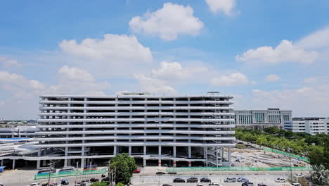 A-time-lapse-of-a-busy-government-complex-located-in-Chaeng-Watthana-district,-Bangkok,-Thailand