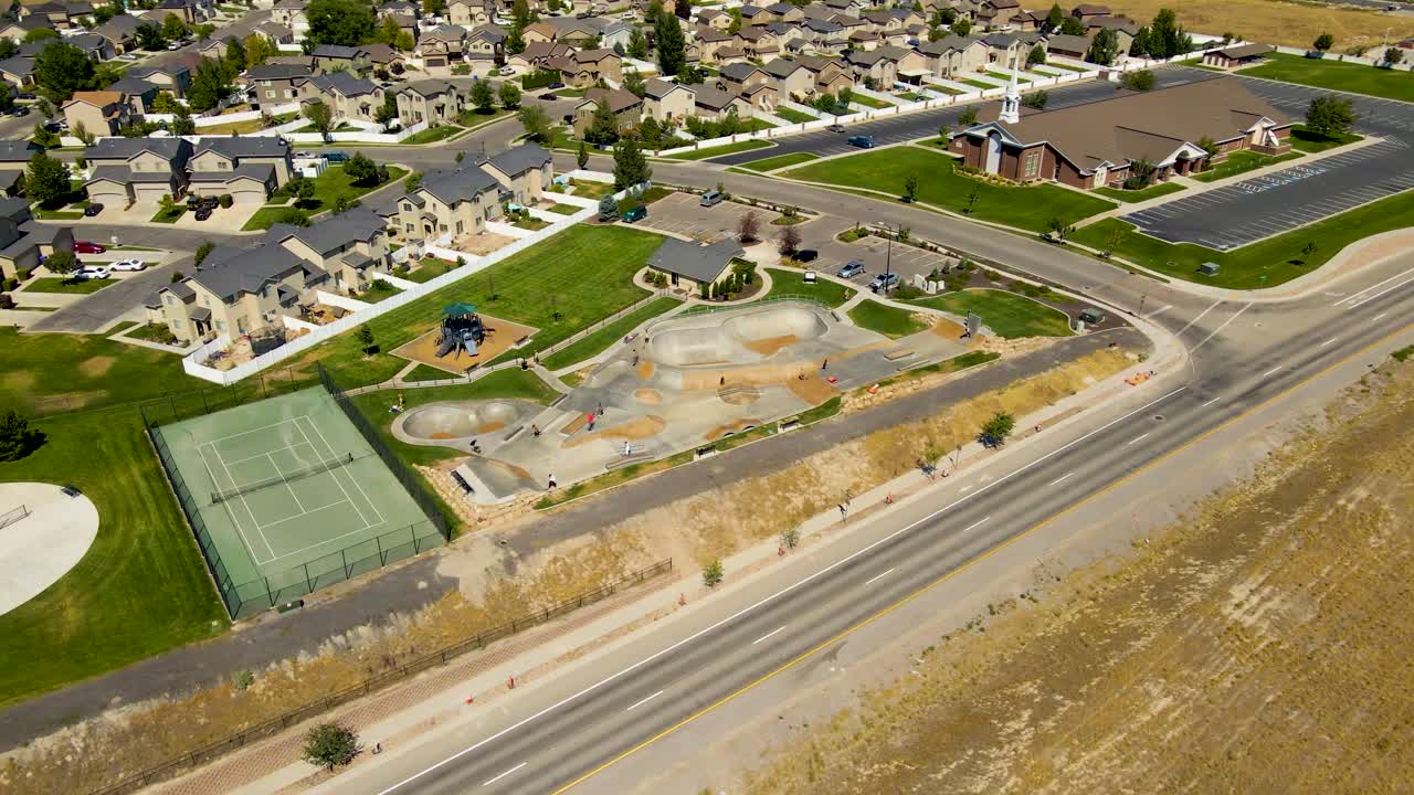 고속도로와 교외 사이의 도시 스케이트 공원의 궤도를 도는 공중 전망