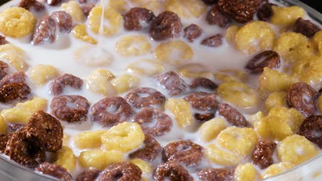 Frühstück-Schokoladen-Mais-Müsli-In-Einer-Schüssel-Mit-Milch.