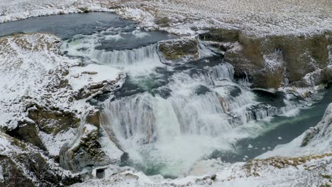 sobrevuelo aéreo cascada ártica de agua de deshielo llamada reykjafoss en islandia