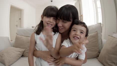 mamá feliz y dos niños lindos haciendo una videollamada