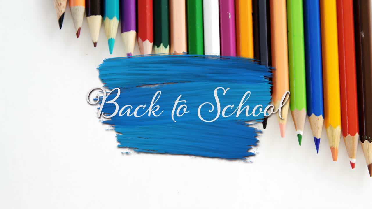 animación del texto de regreso a la escuela con lápices sobre fondo blanco