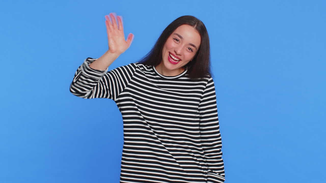 mujer feliz sonriendo amistosamente agitando las manos haciendo gestos saludos saludos o despedida invitación a una reunión