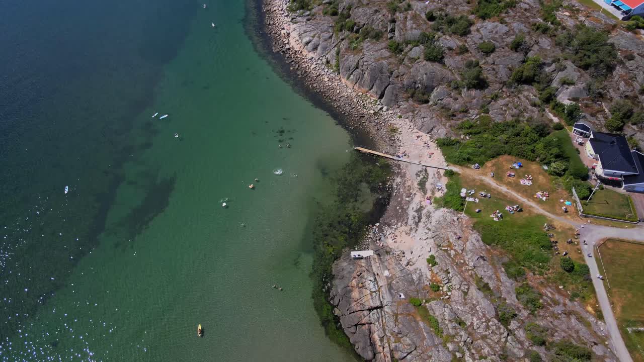 vista aérea de la costa rocosa y el océano azul de la playa de asa en el sur de gotemburgo en halland, suecia