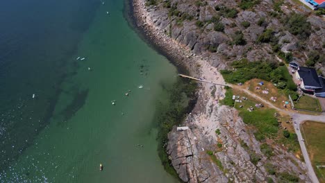 Luftaufnahme-Der-Felsigen-Küste-Und-Des-Blauen-Ozeans-Von-Asa-Beach-Im-Südlichen-Göteborg-In-Halland,-Schweden