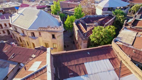 Toma-Aérea-Del-Abandonado-Palacio-Walker-Dentro-Del-Barrio-De-Concha-Y-Toro