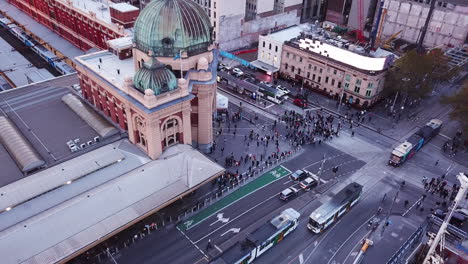 Imágenes-De-Drones-De-4k-En-La-Estación-De-Tren-De-La-Calle-Flinders-Del-Centro-De-Melbourne