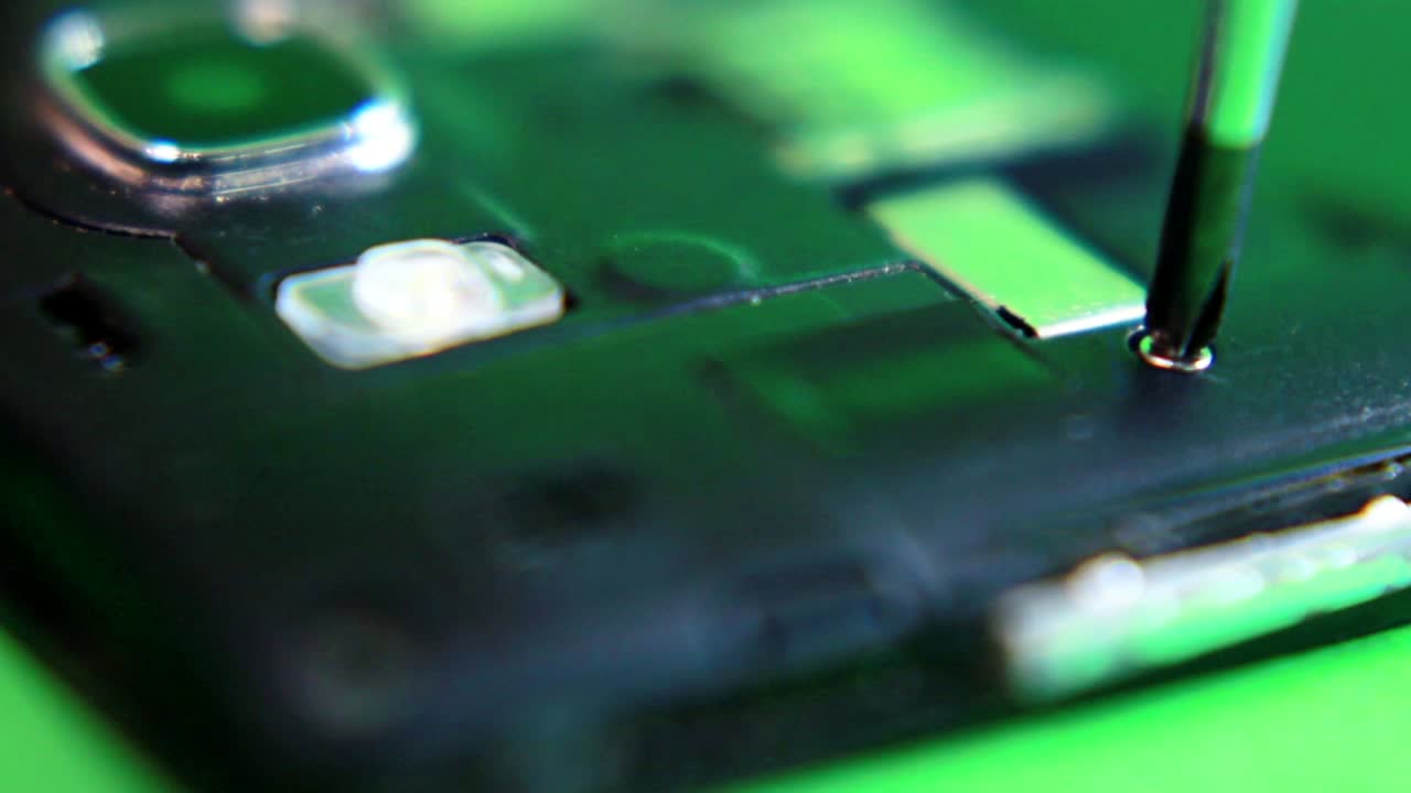 atornille el tornillo pequeño con un destornillador en el teléfono inteligente