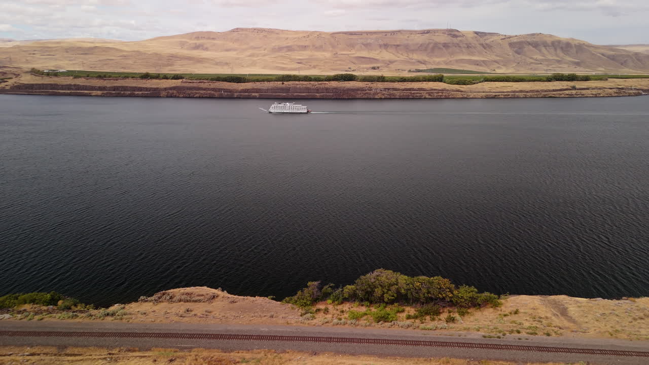 Columbia River Cruise with Mountains in Background