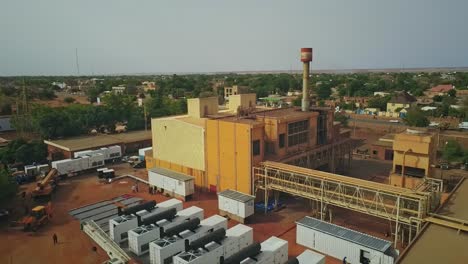 Toma-De-Drones-De-La-Planta-De-Energía-De-Contenedores-En-Niamey,-Níger---áfrica