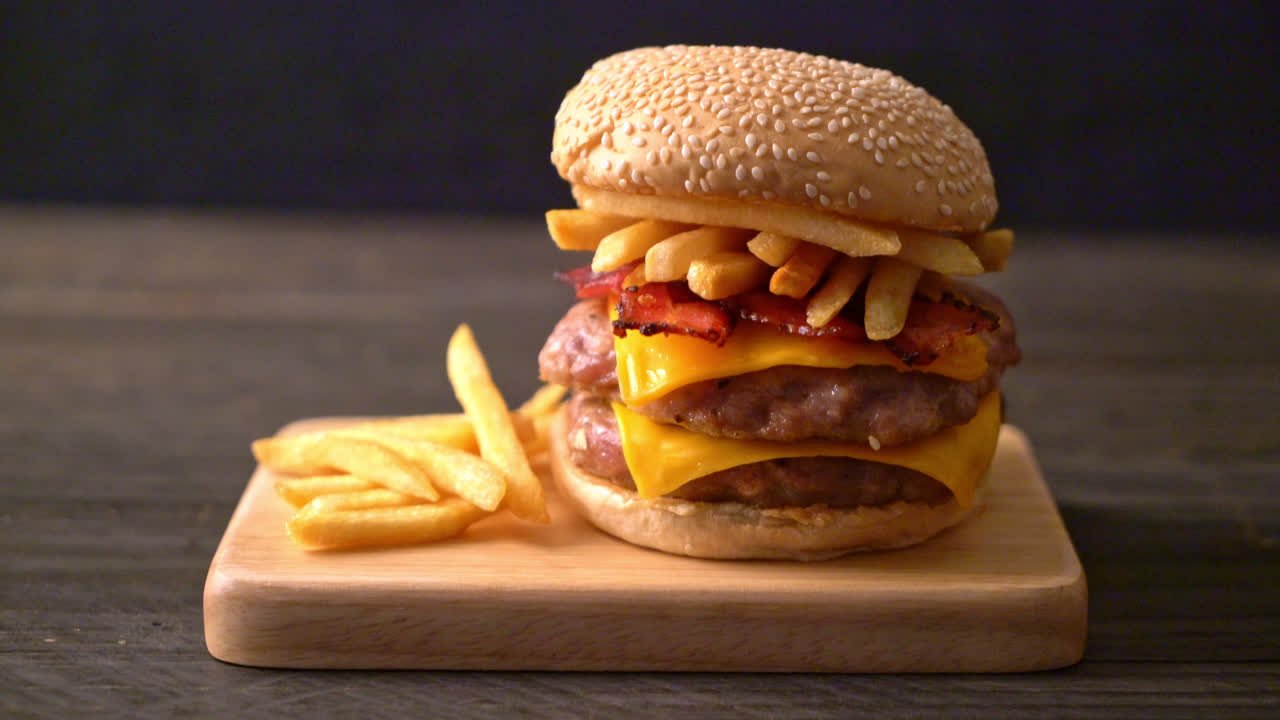 hamburguesa de cerdo o hamburguesa de cerdo con queso, tocino y patatas fritas