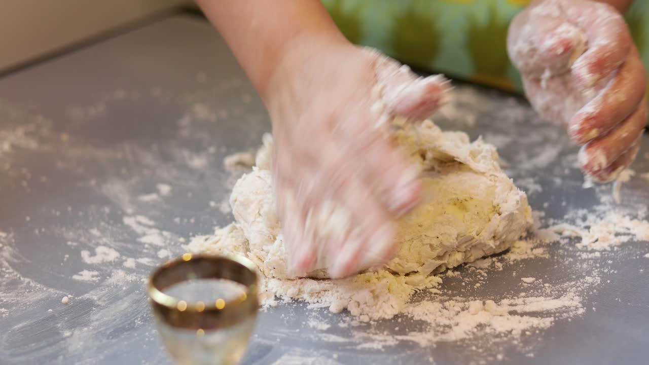 엠파나다를 위해 손으로 반죽하기