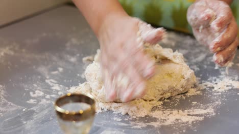 amasando masa con las manos para empanadas