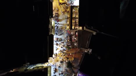 el centro de la ciudad de skiathos en la noche, grecia, filmado desde arriba