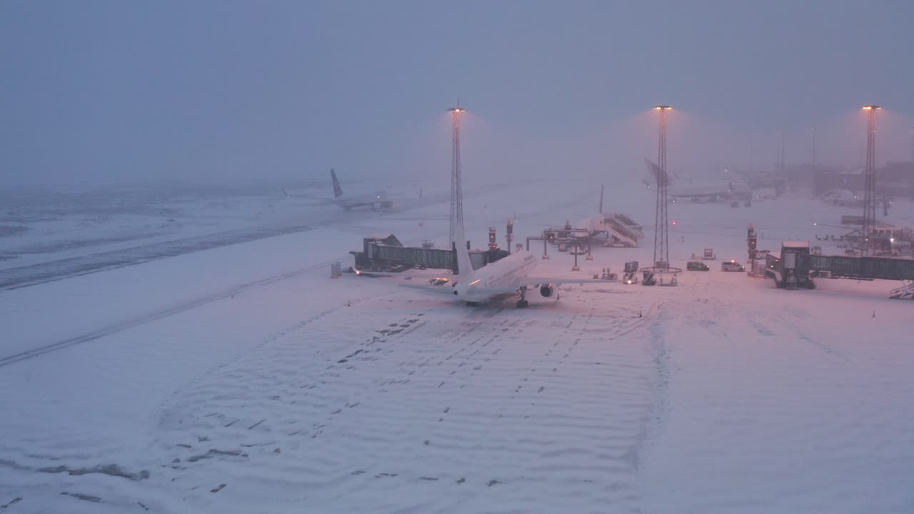 눈 덮인 활주로가 있는 케플라비크 공항의 추운 겨울 조건