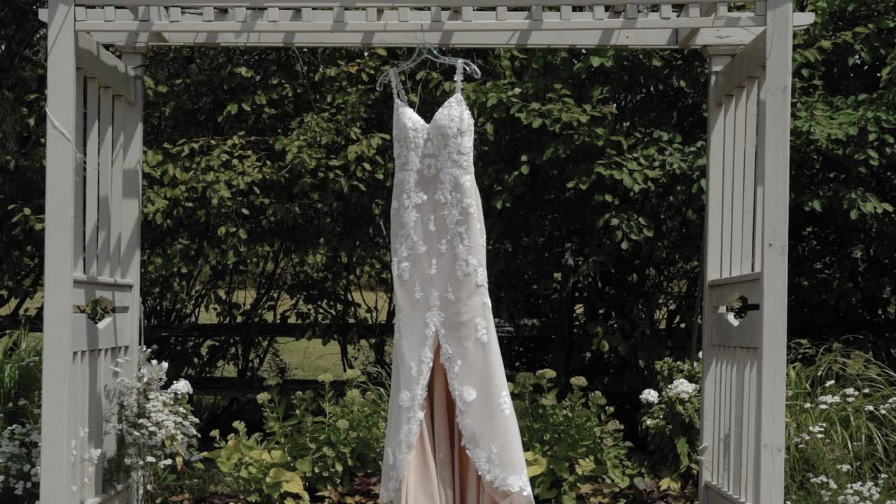 캐나다 오타와의 strathmere 결혼식 및 이벤트 센터에서 pergola에 매달려 바람에 날리는 화려한 디자이너 웨딩 드레스