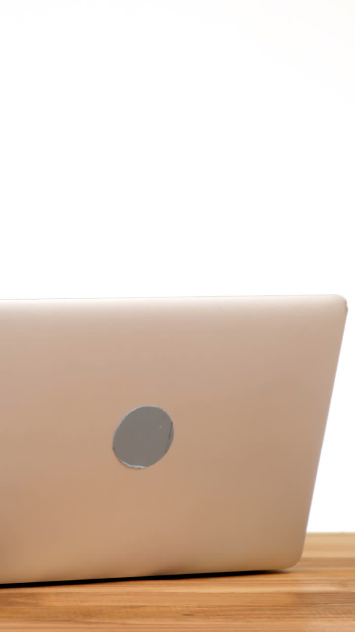 portátil en el escritorio de la oficina