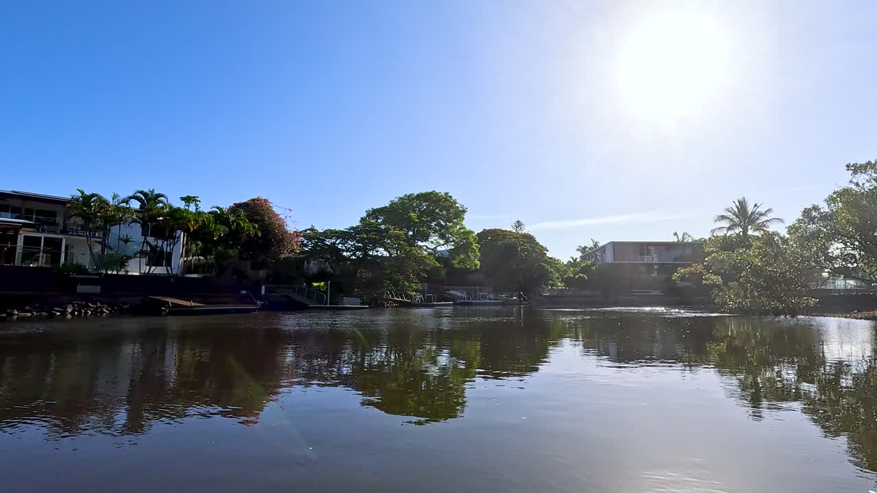 골드 코스트 운하를 가로질러 경치 좋은 강 항해