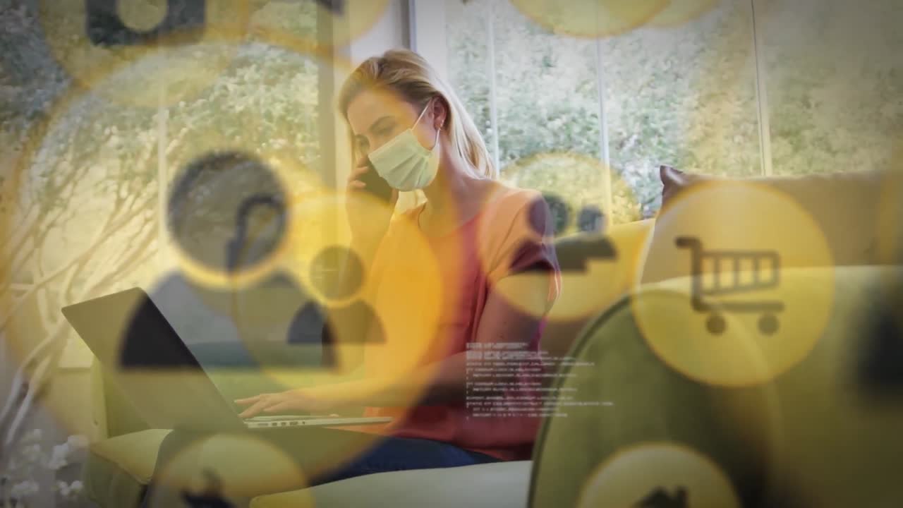 온라인 쇼핑 아이콘의 애니메이션 백인 여성이 집에서 스마트폰과 노트북을 사용하여 얼굴 마스크를 착용합니다.